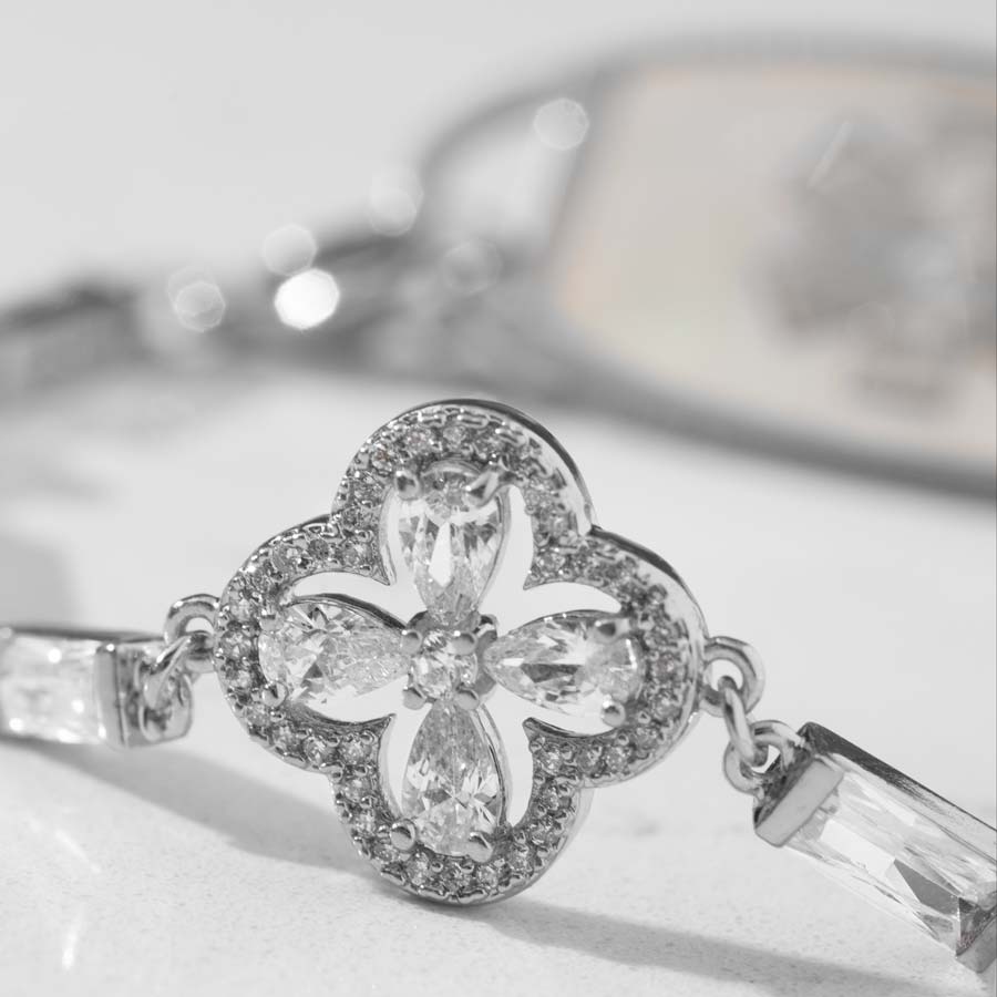 Up close image of clover shaped centerpiece with clear cubic zirconia stone